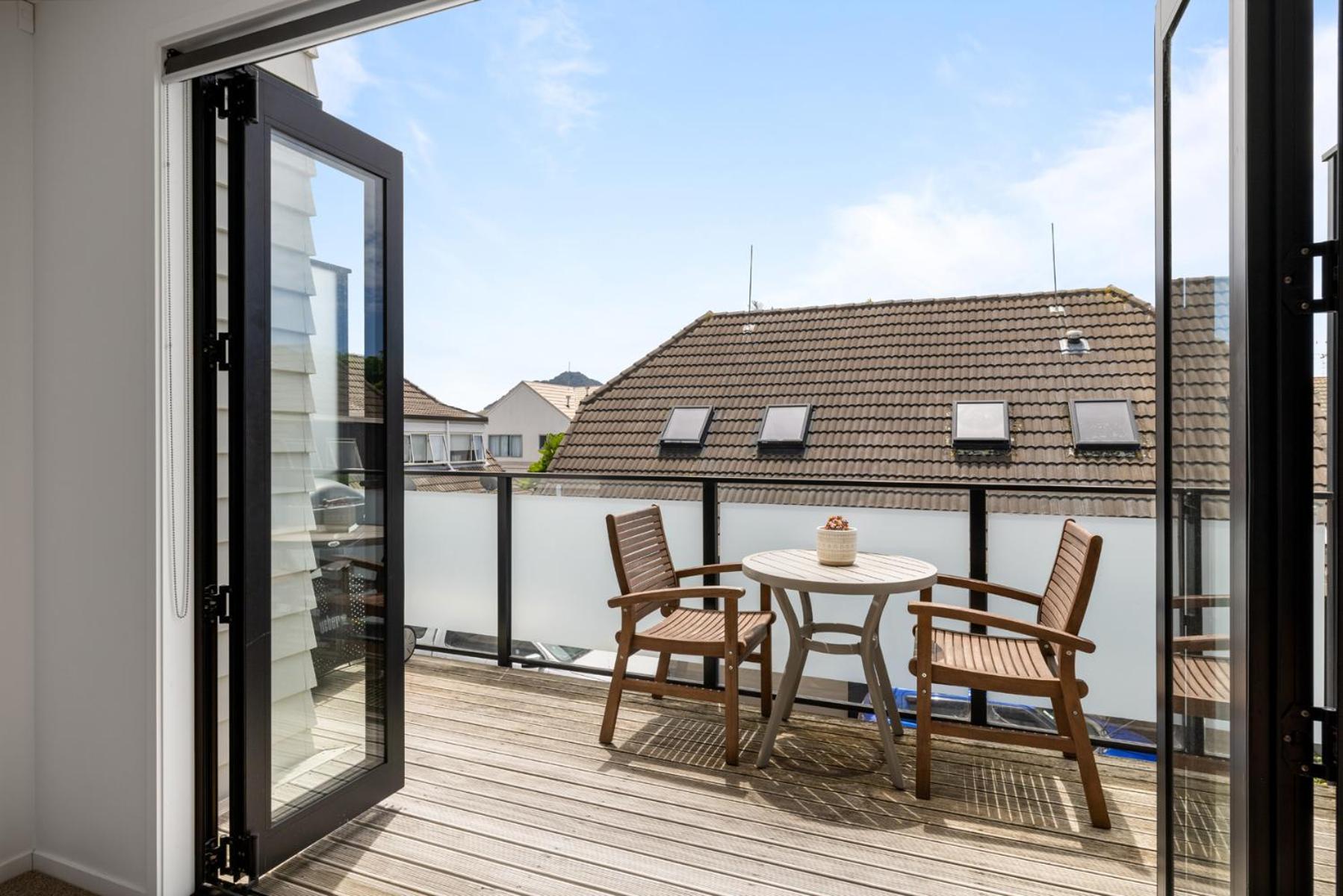 Centrally Located- Modern Sunny Townhouse Mount Maunganui Exterior photo